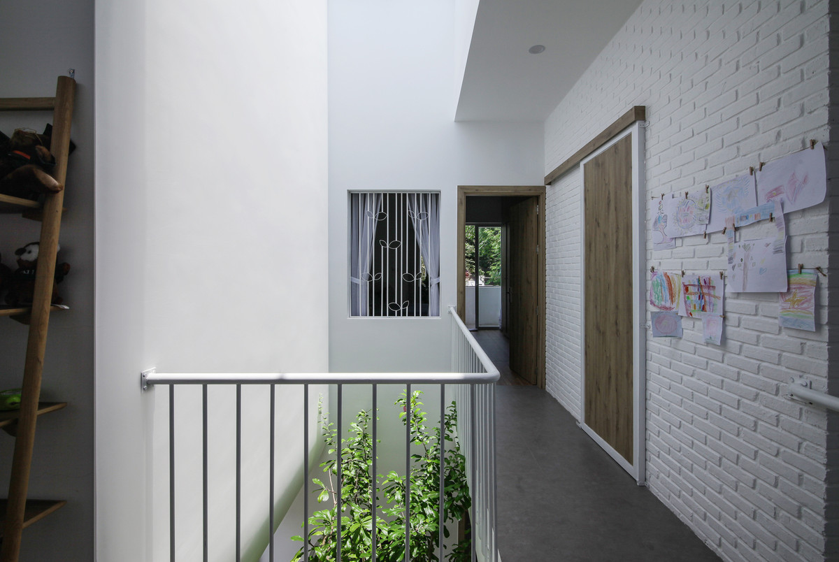 Sân vườn xanh mát, sức sống tràn ngập trong ngôi nhà.