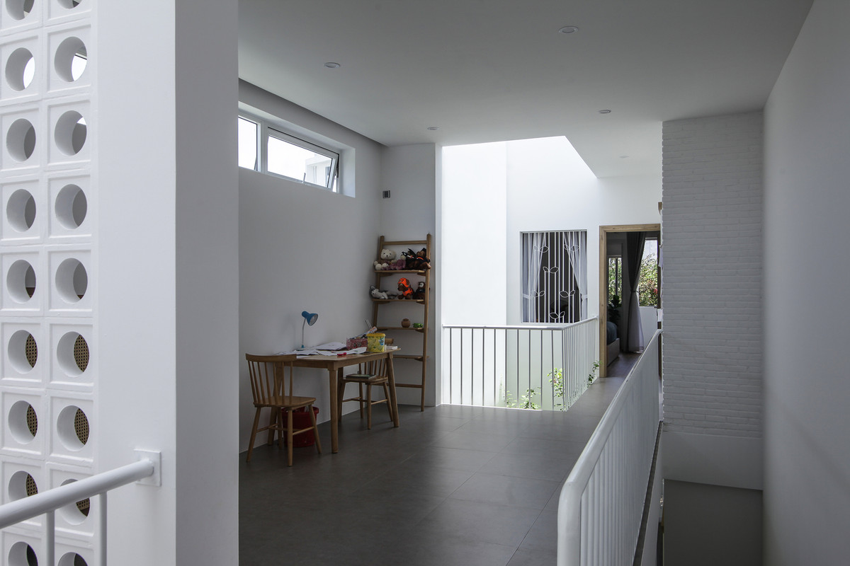 Đi ngang qua những khu vườn này, gia chủ sẽ cảm nhận rõ gió thổi vào từng ngóc ngách trong nhà.