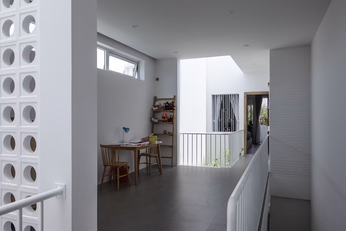 Đi ngang qua những khu vườn này, gia chủ sẽ cảm nhận rõ gió thổi vào từng ngóc ngách trong nhà.