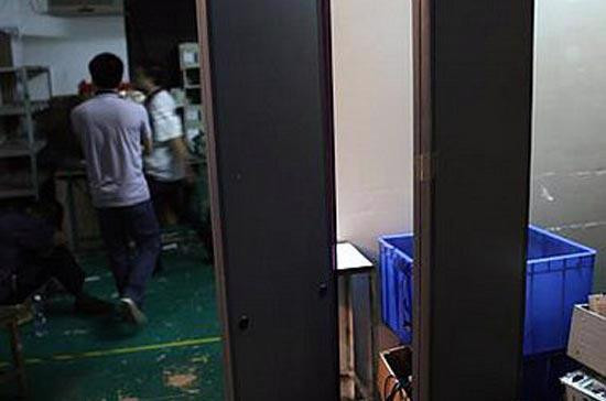 Nhà máy này còn có cả cửa an ninh, mọi người ra vào đều bị máy "soi" rất kỹ. Ảnh: Micgadget