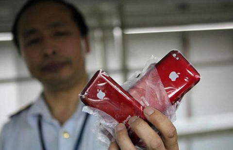 Vỏ iPhone nhái màu đỏ thu giữ. Ảnh: Micgadget