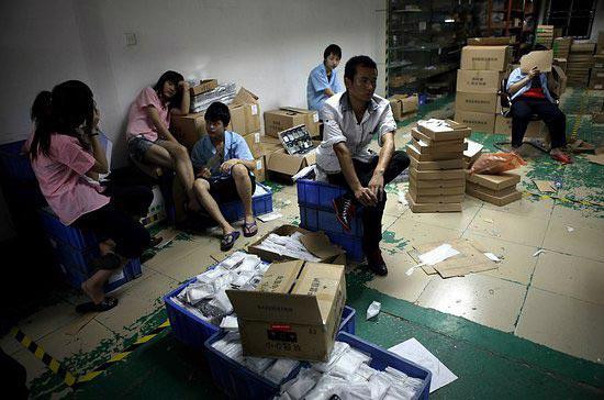 Theo trang MIC Gadget, cảnh sát Thâm Quyến từng "triệt phá" thành công một nhà máy chuyên sản xuất điện thoại di động nhái các hãng nổi tiếng, trong đó có cả iPhone. Ảnh: Micgadget