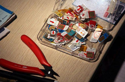 "Bạt ngàn" sim "rác" để kiểm tra mẫu điện thoại rởm. Ảnh: Micgadget