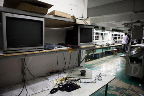 Cụ thể, các nhà chức trách phát hiện và thu giữ hơn 3.000 vỏ cùng linh kiện các loại, nhái theo các thương hiệu hàng đầu trong ngành di động như Apple, HTC, Nokia và Samsung. Ảnh: Micgadget