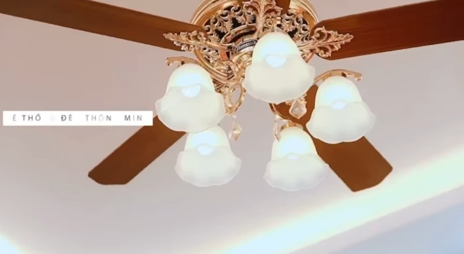 Đặc biệt, ngôi nhà của Hoàng Đức sử dụng giải pháp nhà thông minh. Vì thế, mọi người trong gia đình Hoàng Đức đều có thể điều khiển các thiết bị chiếu sáng từ xa.