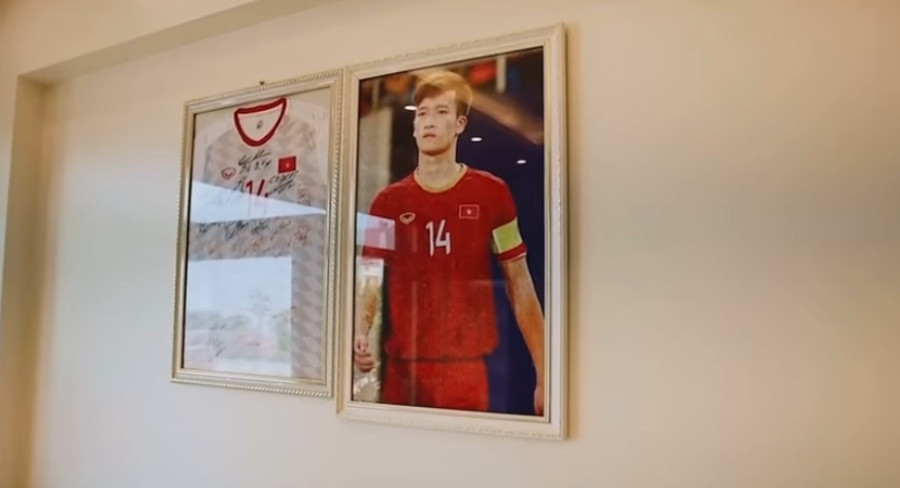 Trong nhà treo nhiều ảnh và đồ kỷ niệm của Hoàng Đức.