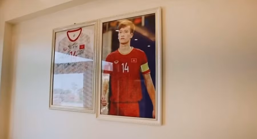 Trong nhà treo nhiều ảnh và đồ kỷ niệm của Hoàng Đức.