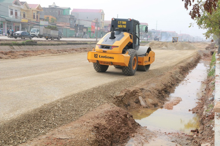 Đường ĐT.477 được UBND tỉnh Ninh Bình khởi công trong những ngày đầu năm 2022 được dư luận đặc biệt quan tâm khi chỉ với 1,5 km đường nhưng "tiêu tốn" số tiền 165 tỷ đồng, tức là chi phí làm xong 1 km đường hết 110 tỷ đồng tiền ngân sách.