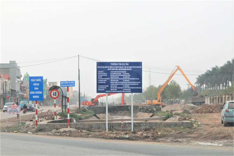 Sở GTVT tỉnh Ninh Bình làm chủ đầu tư dự án với tổng kinh phí đầu tư 165 tỷ đồng; đơn vị quản lý dự án là Ban Quản lý Một dự án công trình giao thông; đơn vị giám sát là liên danh Coninco và Nghĩa Hưng; nhà thầu thi công là liên danh Công ty TNHH Thiên Phú và Công ty TNHH Thành Trung (có trụ sở tại tỉnh Ninh Bình).