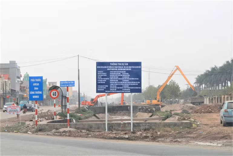 Sở GTVT tỉnh Ninh Bình làm chủ đầu tư dự án với tổng kinh phí đầu tư 165 tỷ đồng; đơn vị quản lý dự án là Ban Quản lý Một dự án công trình giao thông; đơn vị giám sát là liên danh Coninco và Nghĩa Hưng; nhà thầu thi công là liên danh Công ty TNHH Thiên Phú và Công ty TNHH Thành Trung (có trụ sở tại tỉnh Ninh Bình).