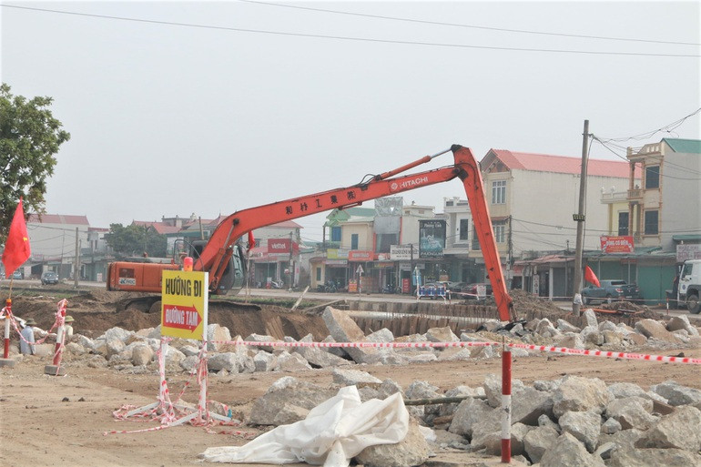 Ghi nhận của PV Dân trí tại công trường thi công dự án, thời điểm trước và sau Tết Nguyên đán Nhâm Dần, công nhân của đơn vị thi công đang nỗ lực với các công đoạn đào gia cố hệ thống kênh, đổ và lu đất nền đường, chuẩn bị các công đoạn đổ bê tông cốt thép các hạng mục cống ngầm dưới lòng đường...