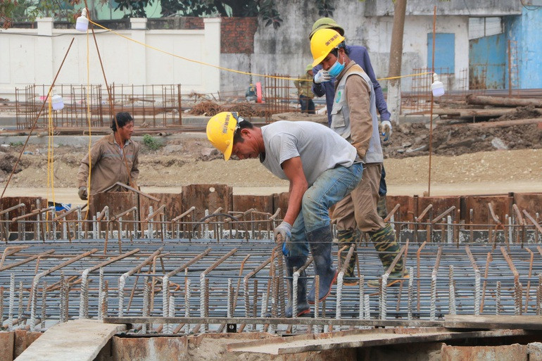 Ông Phạm Quang Ngọc, Chủ tịch UBND tỉnh Ninh Bình cho hay, việc cải tạo, nâng cấp đường ĐT.477 đoạn từ ngã ba Gián Khẩu đến hết phạm vi khu 50 ha mở rộng KCN Gián Khẩu nhằm kết nối vùng và liên vùng, mở ra không gian, dư địa mới, tạo động lực thúc đẩy, thu hút đầu tư phát triển kinh tế - xã hội của tỉnh trước mắt và có tầm nhìn chiến lược, dài hạn.