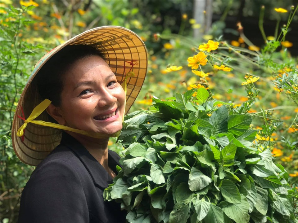 Diễn viên gạo cội vui vẻ với công việc làm vườn. Ảnh: FBNV