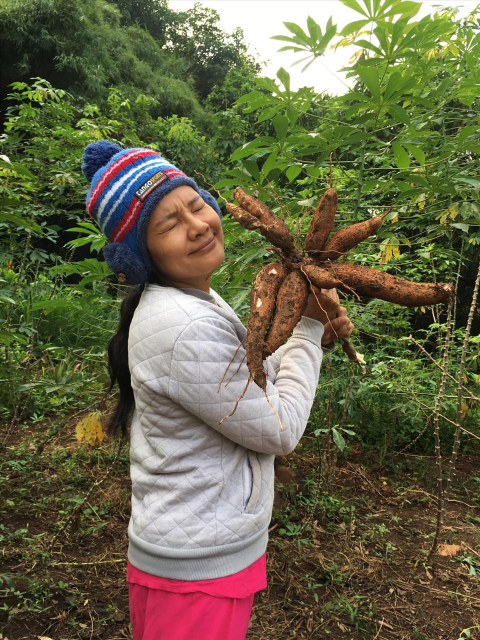 Tại đây, Kiều Trinh trồng nhiều cây ăn trái, hoa và nuôi gà, dê...Ảnh: FBNV