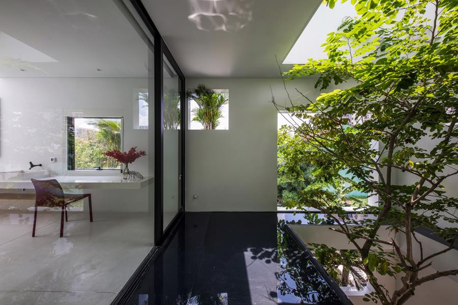 Các khoảng trống đã trở thành chủ thể chính của ngôi nhà, là nơi cha mẹ và con cái có thể nhìn thấy nhau ở mọi ngóc ngách.