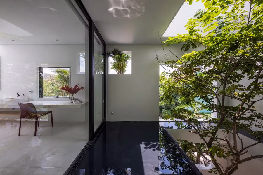 Các khoảng trống đã trở thành chủ thể chính của ngôi nhà, là nơi cha mẹ và con cái có thể nhìn thấy nhau ở mọi ngóc ngách.