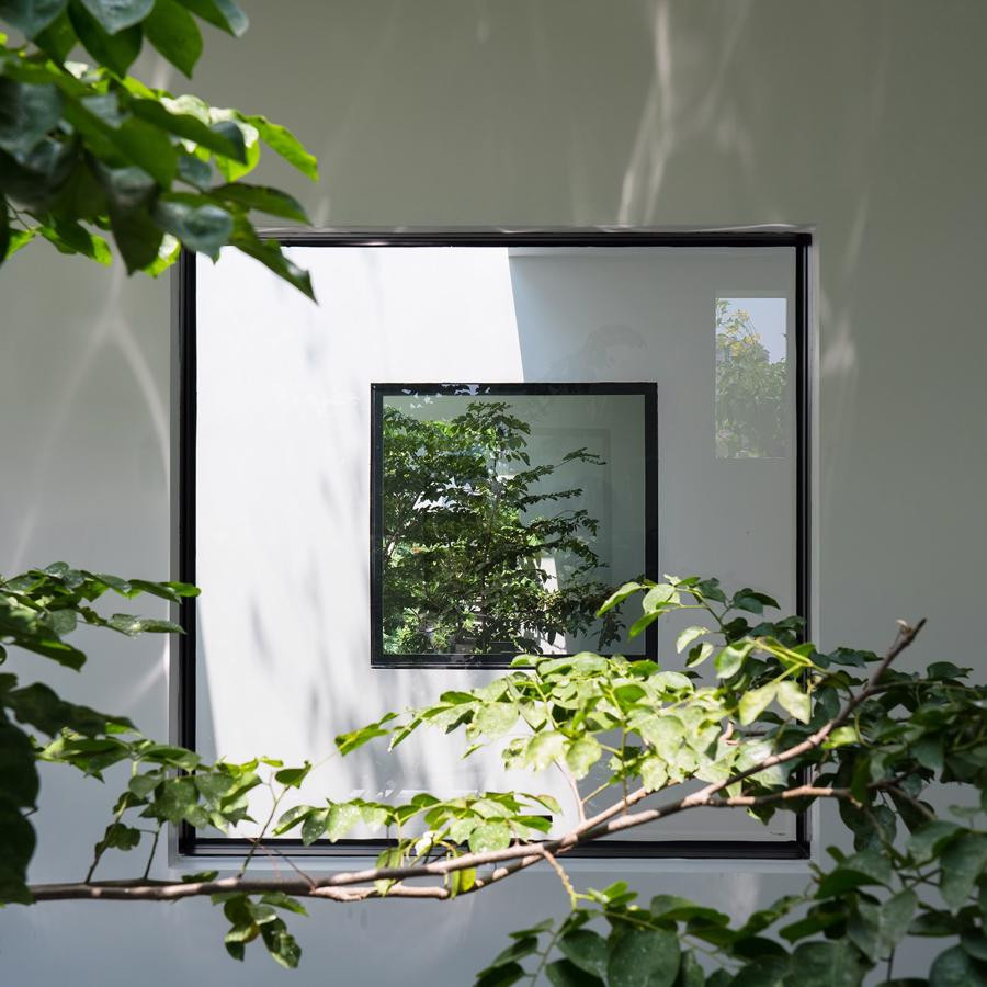 Giải pháp là tạo những khoảng trống lớn thông với nhau, để từ đó thiên nhiên có thể luồn lách vào tận từng ngóc ngách của căn nhà.