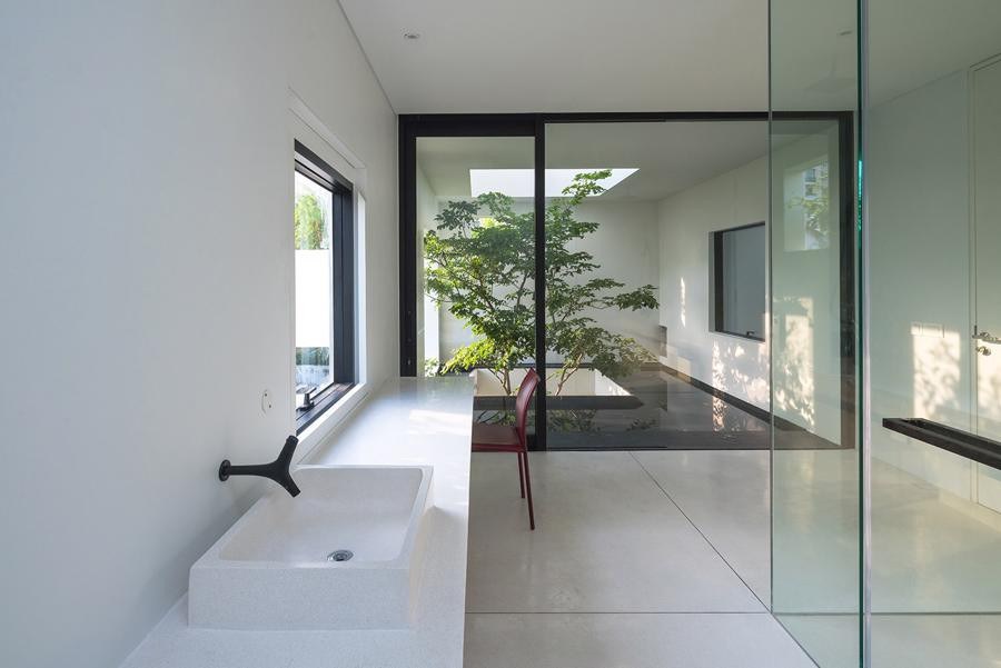 Nhờ đó, tòa nhà không còn bị phụ thuộc bởi bối cảnh xung quanh nữa, mà đã tự tạo ra cho mình cảnh quan riêng ngay trong nội tại.