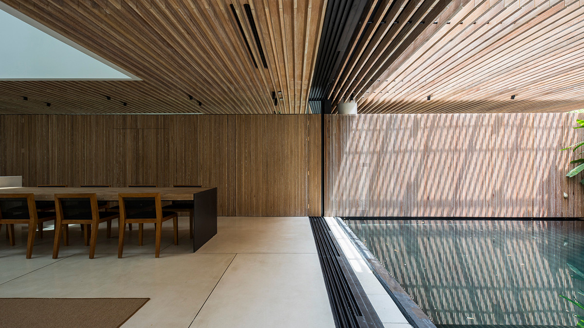 Bàn ăn được bố trí ngay cạnh hồ cá.