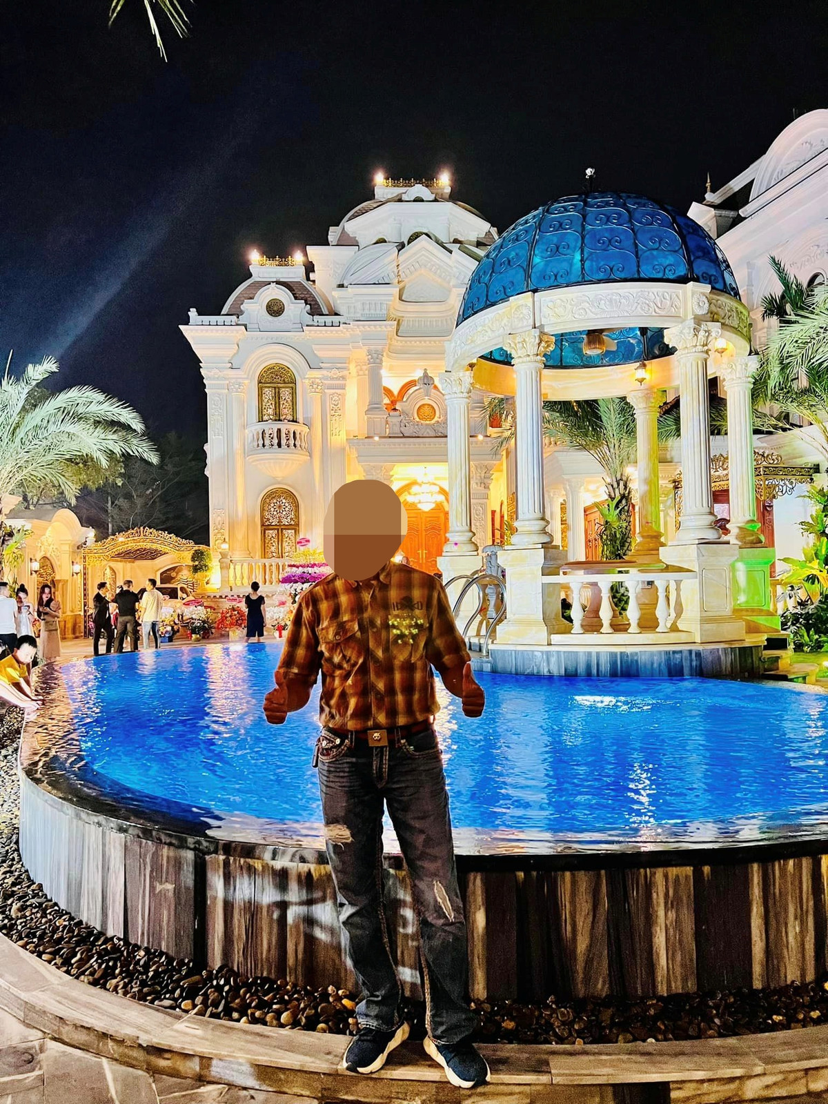 Nữ doanh nhân cho biết: "Điều mơ ước lớn nhất của vợ chồng Mai Khánh là xây cho bố mẹ một căn nhà khang trang sạch đẹp với tiện ích đầy đủ đã trở thành hiện thực, để bố mẹ có cuộc sống tốt hơn cả về vật chất lẫn tinh thần".