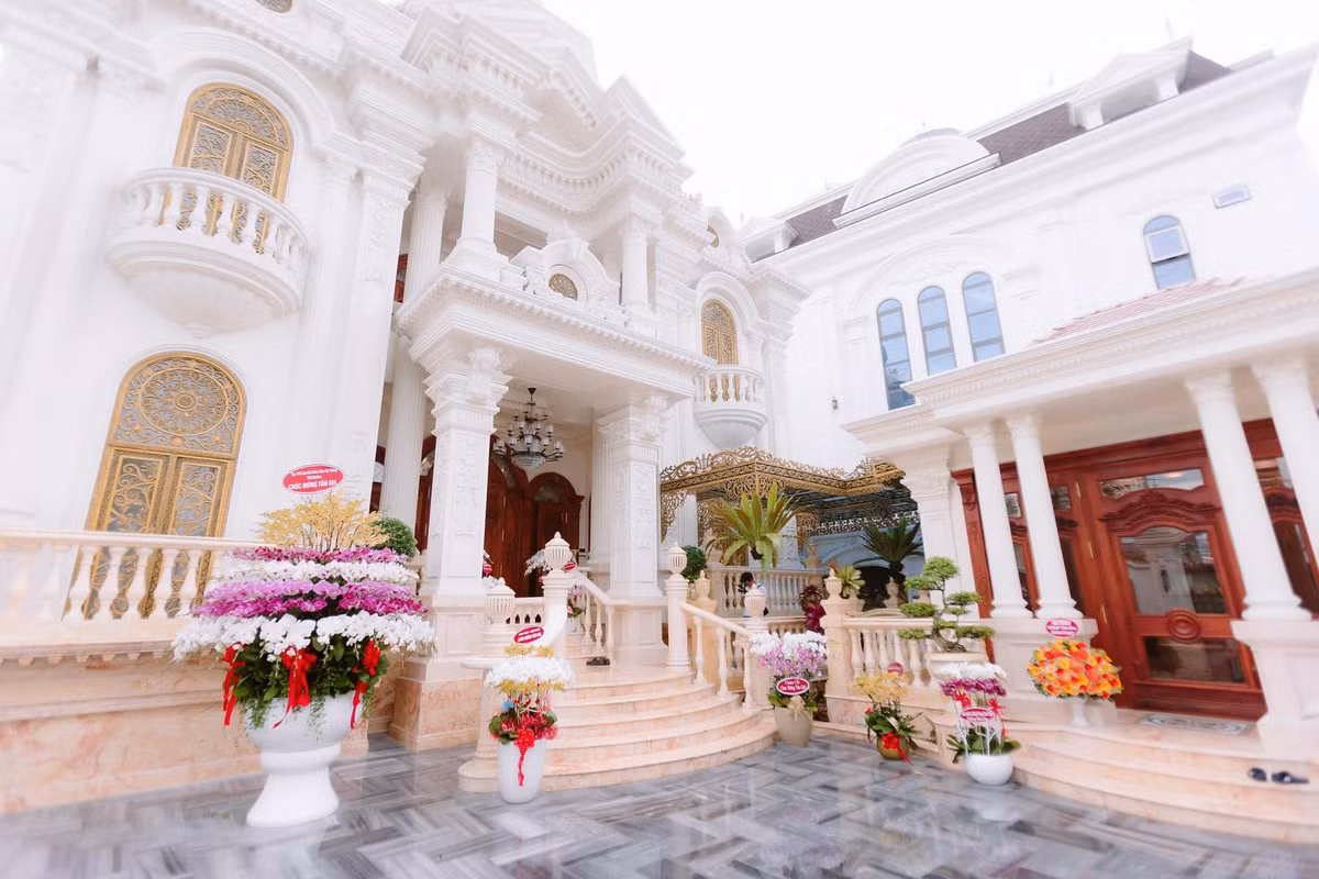 Căn biệt thự được đầu tư tỉ mỉ từ bố cục lớn đến những chi tiết nhỏ.