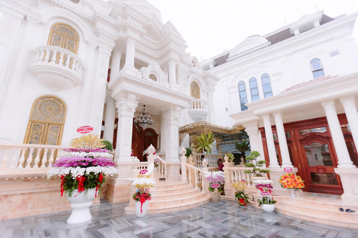 Căn biệt thự được đầu tư tỉ mỉ từ bố cục lớn đến những chi tiết nhỏ.