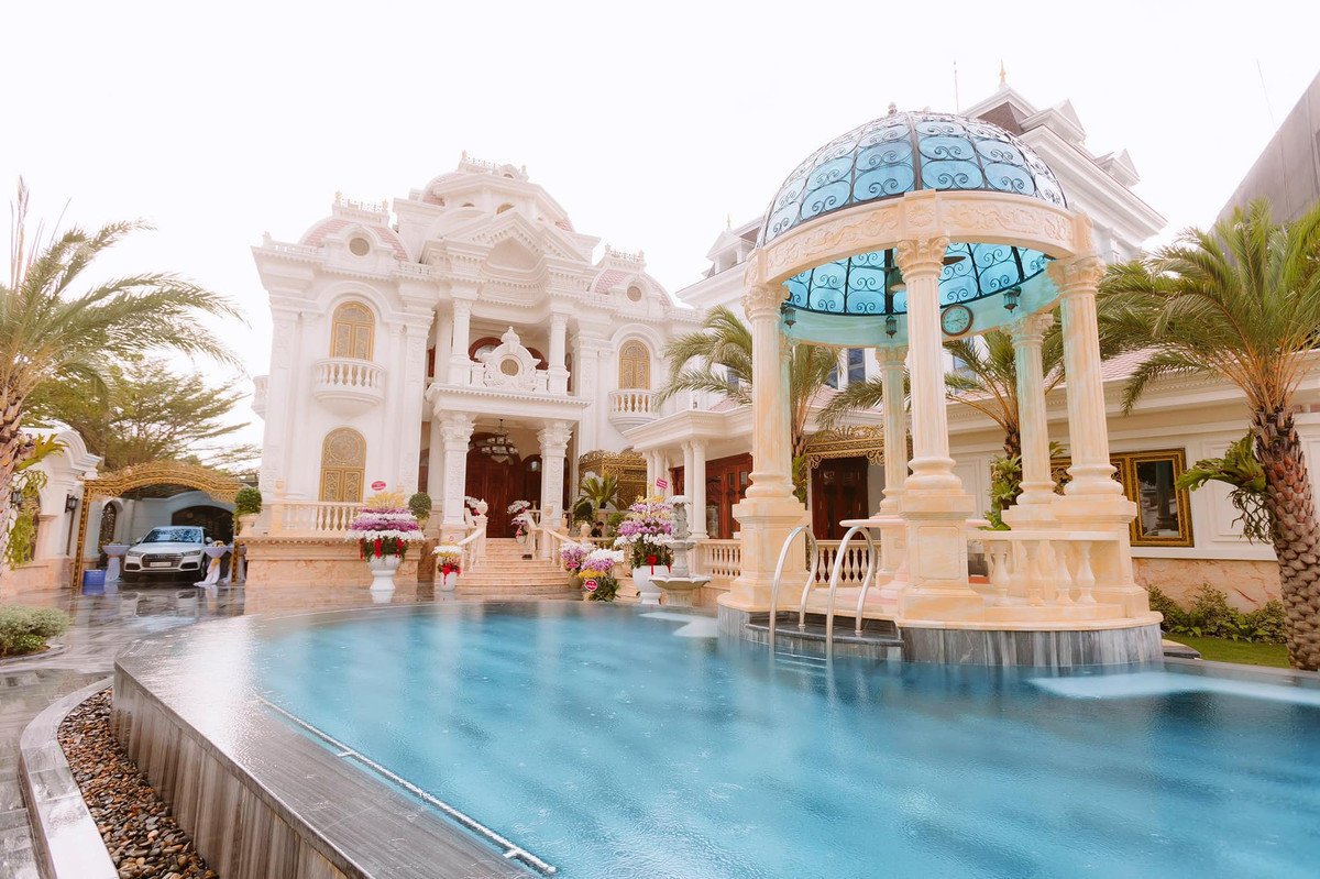 Qua loạt ảnh được chia sẻ có thể thấy, căn biệt thự khá rộng lớn được thiết kế theo phong cách cung điện hoàng gia cổ điển với 2 tone màu trắng - vàng sang trọng.