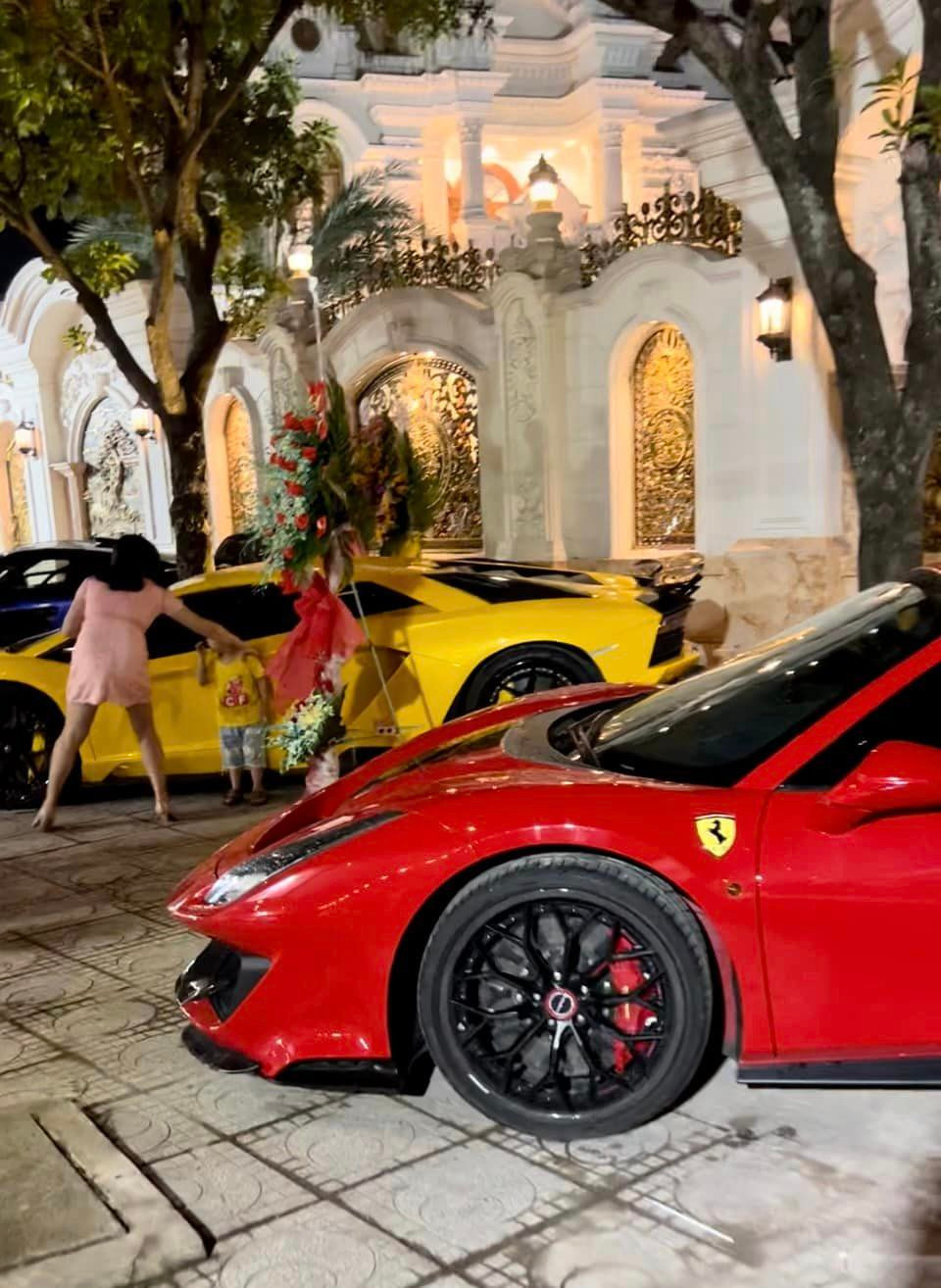 Nhiều chi tiết cầu kỳ được thể hiện ngay từ bức tường, cánh cổng bên ngoài căn biệt thự.