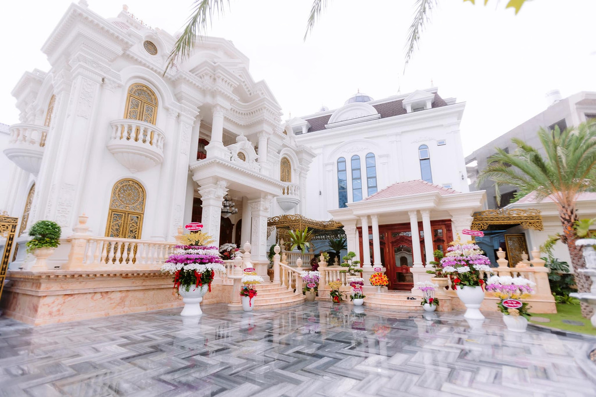 Khoảng sân rộng rãi phía trước được lát gạch sáng bóng.