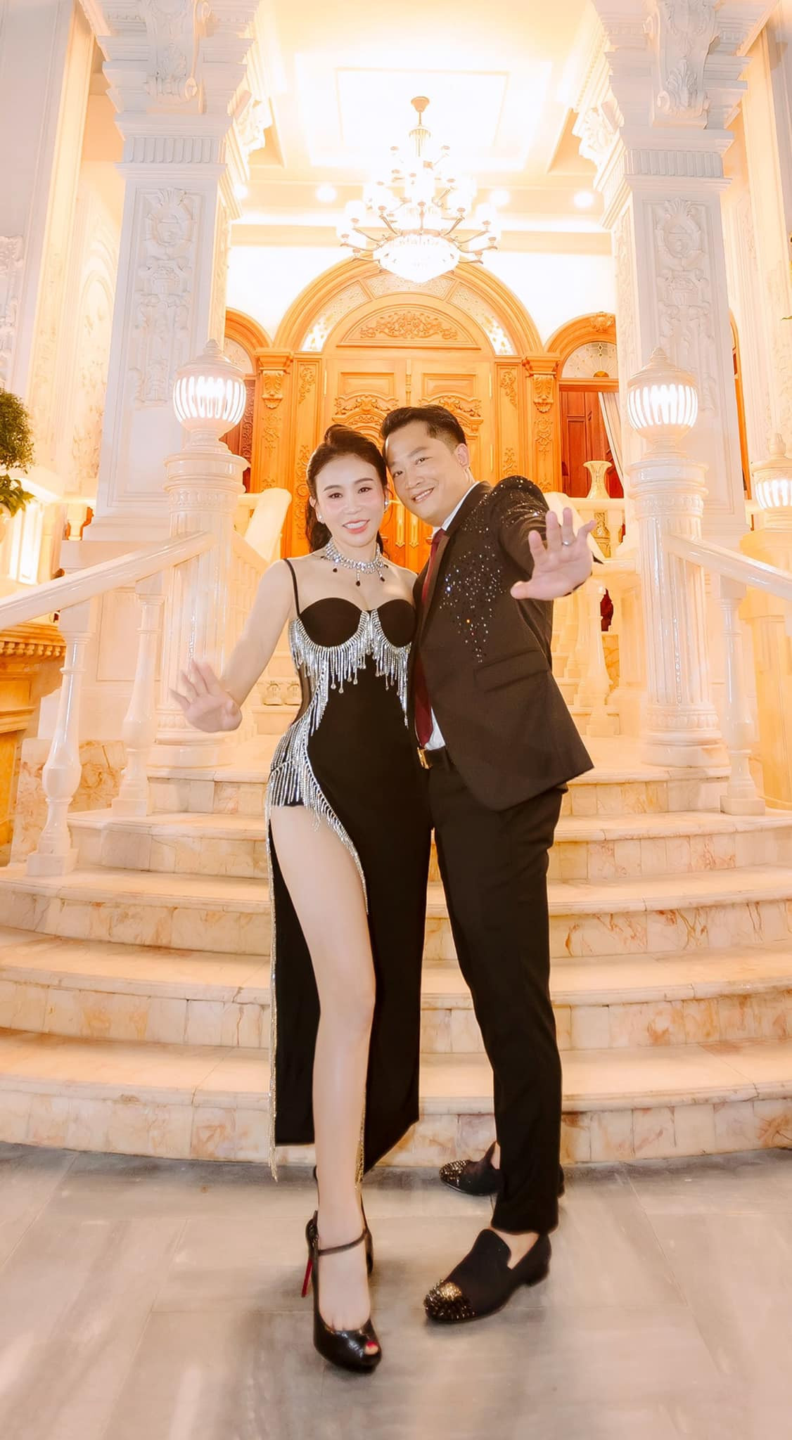 Mới đây, vợ chồng doanh nhân Mai Lisa thu hút sự quan tâm của dư luận khi tổ chức tiệc tân gia căn biệt thự hào nhoáng tại Quận 12, TP HCM.