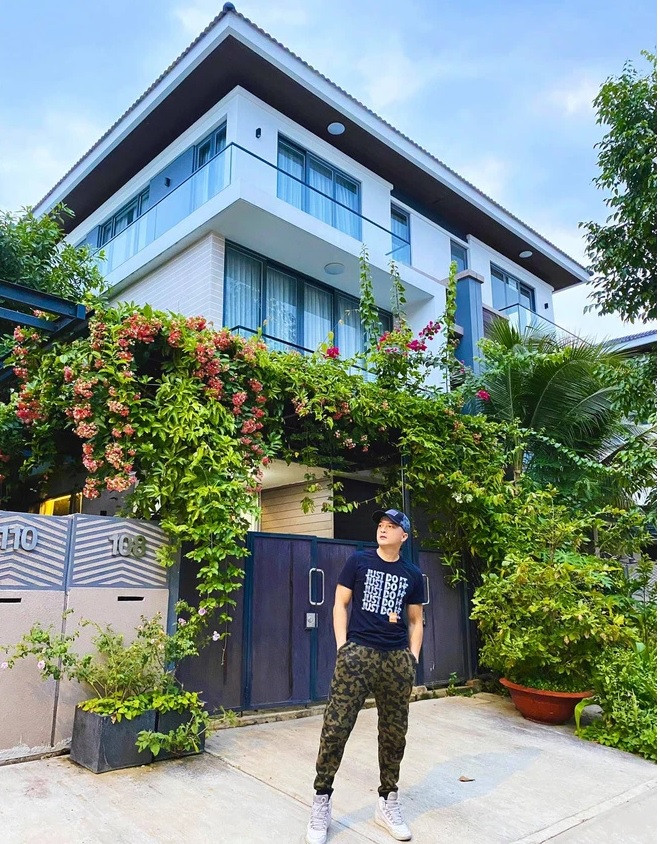 Tại TP HCM, Cao Thái Sơn tậu căn biệt thự trị giá 30 tỷ đồng ở ven Sài Gòn năm 2018. Cơ ngơi này gồm có 3 tầng với tổng diện tích lên đến 315m2. Ảnh: FBNV