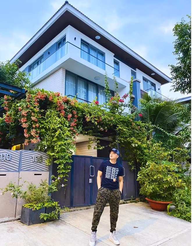 Tại TP HCM, Cao Thái Sơn tậu căn biệt thự trị giá 30 tỷ đồng ở ven Sài Gòn năm 2018. Cơ ngơi này gồm có 3 tầng với tổng diện tích lên đến 315m2. Ảnh: FBNV
