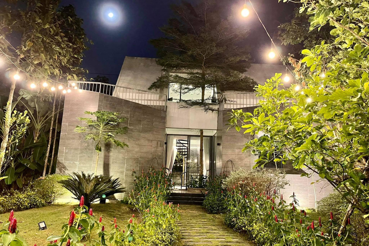 Căn biệt thự của Cao Thái Sơn thiết kế độc đáo, bao quanh bởi nhiều cây cối. Ảnh: FBNV