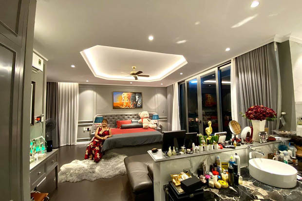 Trong nhà, nam ca sĩ sử dụng hệ thống đèn điện, rèm cửa thông minh. Tất cả hệ thống điện trong nhà đều có thể điều khiển từ xa thông qua smartphone. Ảnh: Vietnamnet