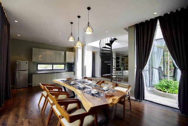 Phòng ăn thiết kế gần gũi với thiên nhiên, thích hợp làm nơi nghỉ dưỡng. Ảnh: FBNV