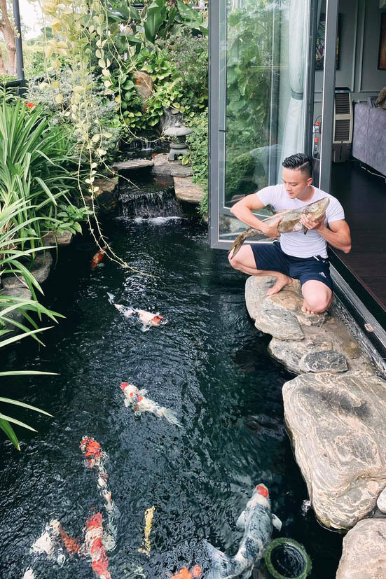 Hồ cá Koi là điểm nhấn bên trong căn biệt thự. Ước tính, Cao Thái Sơn đã chi khoảng 1 tỷ đồng và phải dùng trên 10 tấn đá để xây dựng hồ này. Ảnh: Vietnamnet