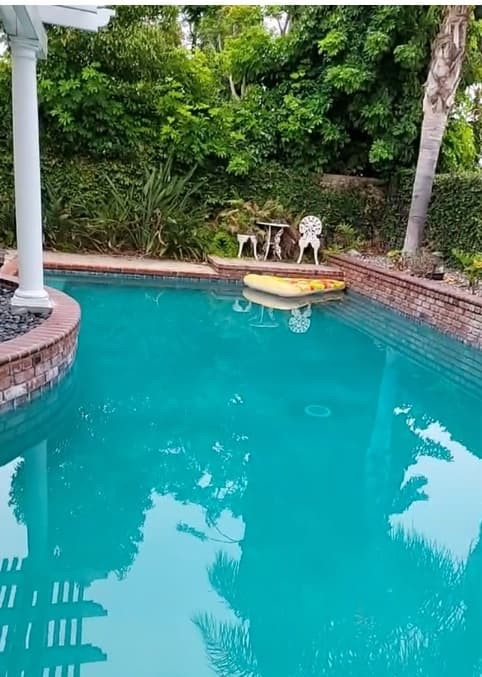 Bên trong nhà có cả hồ bơi lớn để cả gia đình thư giãn.