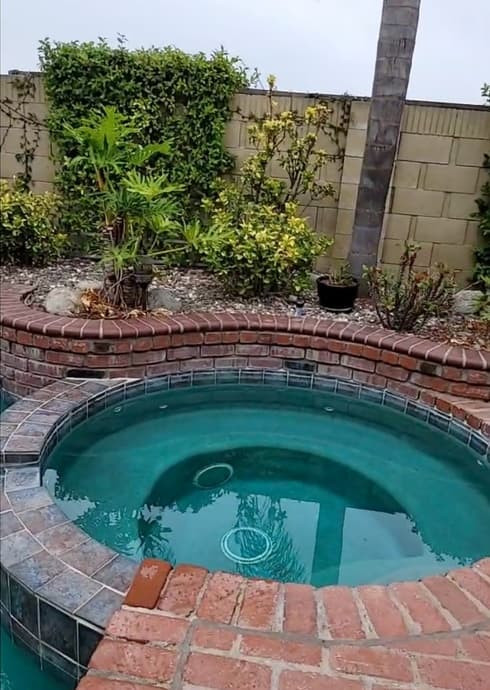 Trong vườn nhà của Việt Hương còn có hệ thống sục và tưới tự động, phù hợp cho những buổi tiệc ngoài trời.