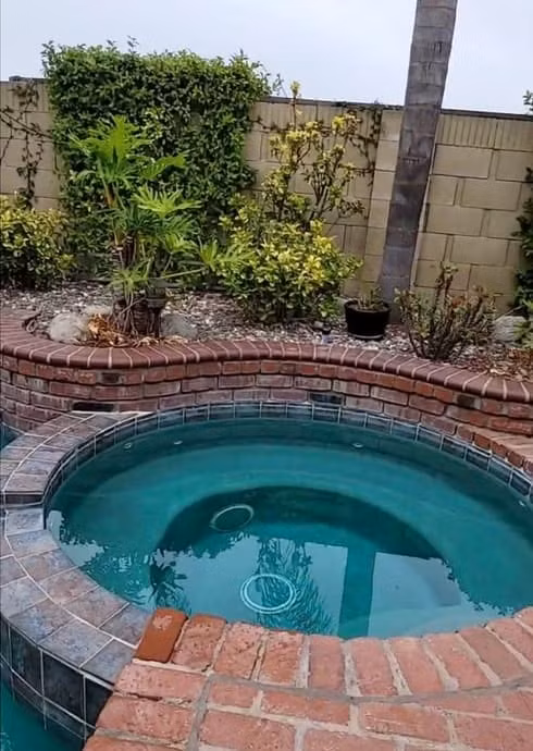 Trong vườn nhà của Việt Hương còn có hệ thống sục và tưới tự động, phù hợp cho những buổi tiệc ngoài trời.