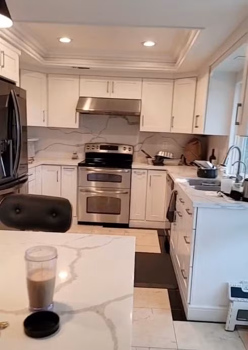 Phòng bếp được trang bị nội thất hiện đại.