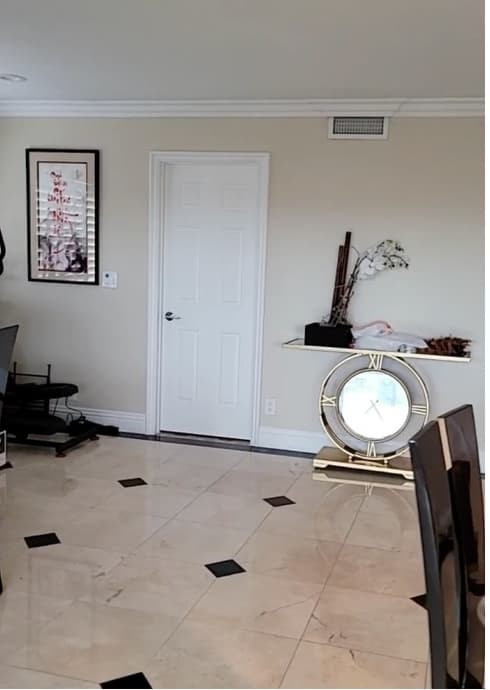 Bên trong nhà có hai phòng ngủ, phòng khách, phòng bếp, phòng ăn, hai phòng vệ sinh.