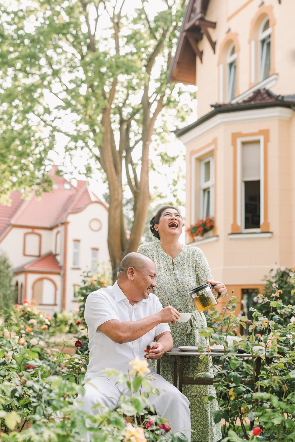 Vợ chồng Shark Liên luôn khiến mọi người "lịm tim" trước khoảnh khắc cực tình cảm của mình. Nguồn ảnh; FBNV, TikTok,