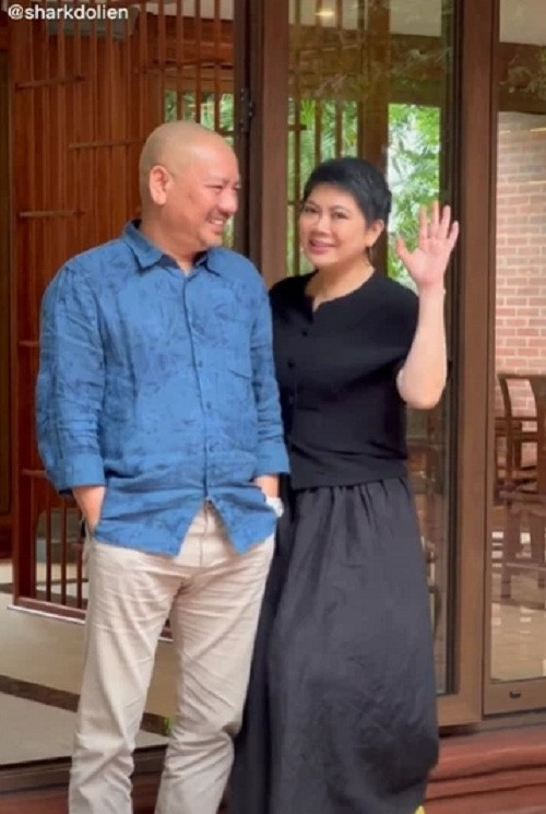 Mới đây, trên kênh TikTok, Shark Liên đã đăng tải đoạn clip đang vui đùa cùng chồng vô cùng vui vẻ.