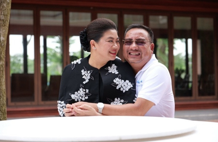 Shark Liên từng chia sẻ trên trang cá nhân: "Mấy mươi năm bên nhau, tôi và ông xã đã nếm trải đầy đủ gia vị hôn nhân. Những ngày ngọt ngào mong sao thời gian ngừng lại, những nề nếp nho nhỏ được nối lại với nhau bằng tình yêu lớn và cả những lần to tiếng, cãi vả, giận hờn, tưởng như không thể hàn gắn".