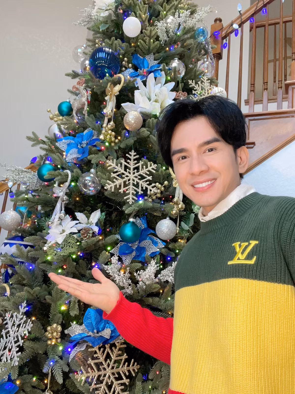 Trước khi vào ở, nam ca sĩ sơn mới bên trong, lót sàn gỗ thay vì dùng thảm như trước. Ảnh: FBNV