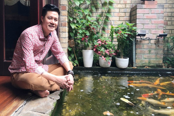 Trong khi đó, nam ca sĩ Quang Dũng sống trong một căn biệt thự 400m2 được ví như "resort" tại TP HCM. Ảnh: Tiền phong