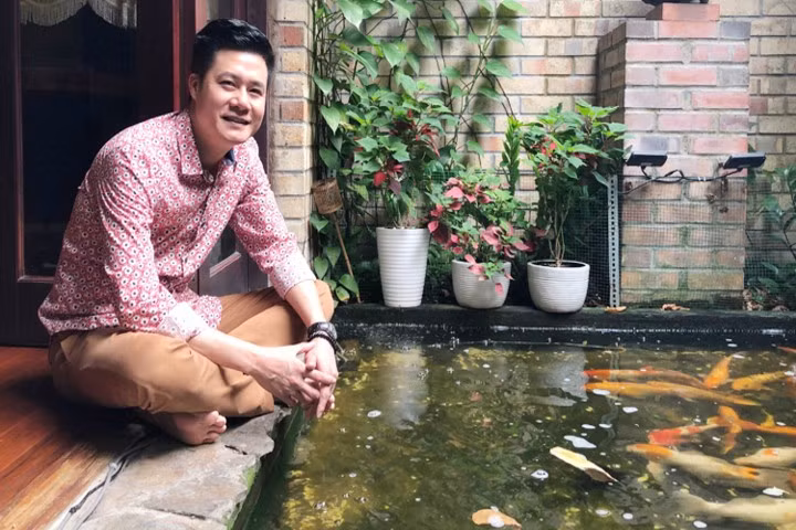 Trong khi đó, nam ca sĩ Quang Dũng sống trong một căn biệt thự 400m2 được ví như "resort" tại TP HCM. Ảnh: Tiền phong