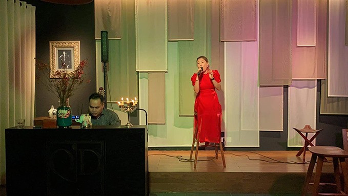 Trong nhà còn có một góc để thưởng thức nhạc sống. Ảnh: Lao động