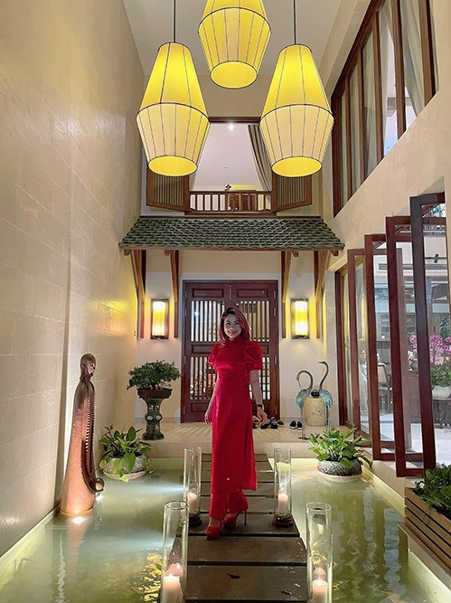 Lối vào của căn biệt thự đi qua một hồ nước nhỏ, phía bên trên là dàn đèn lồng như bối cảnh của một resort. Ảnh: Lao động