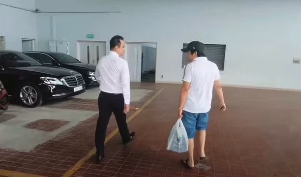 Khi còn ở Việt Nam, Khoa Pug khiến nhiều người giật mình với clip xách bịch tiền tỷ như bịch... rác để đi mua chiếc Mercedes C300 AMG. Ảnh: Youtube